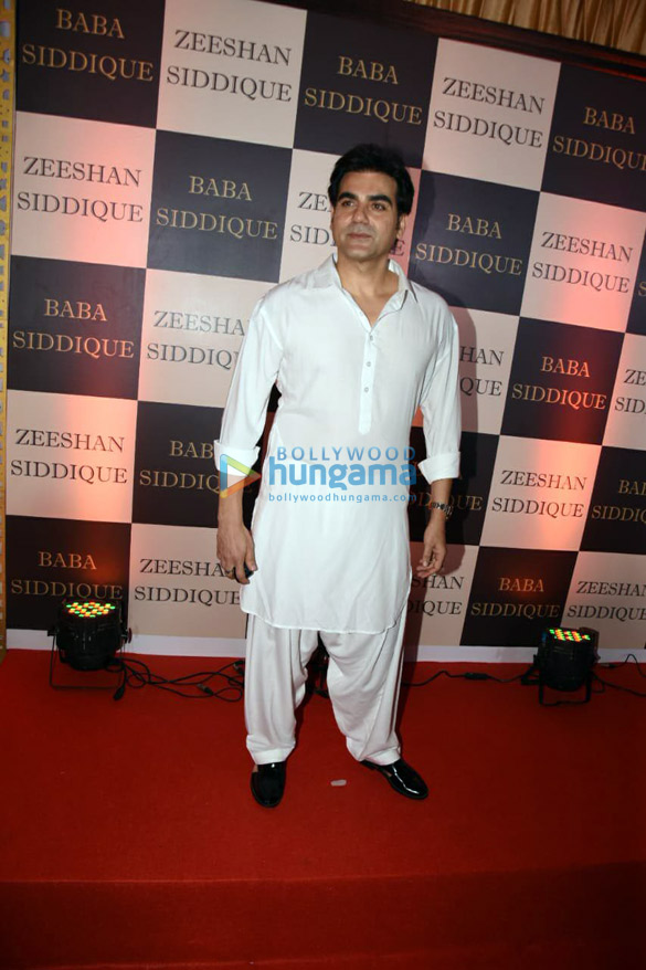 celebs grace baba siddiques iftar party1 4