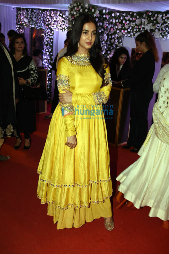 celebs grace baba siddiques iftar party4 1