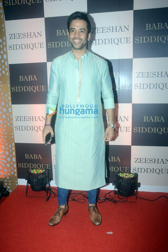 celebs grace baba siddiques iftar party4 3