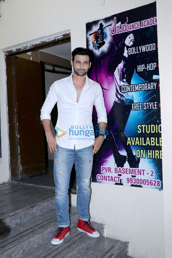 celebs grace the special screening of race 3 16