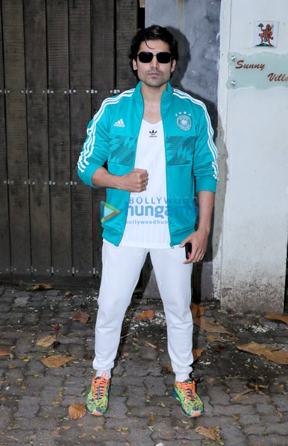gurmeet choudhary spotted at suny super sound in juhu 1