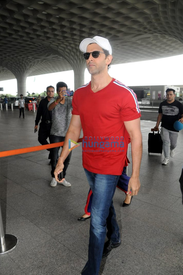 hrithik roshan diana penty and others snapped at the airport 4