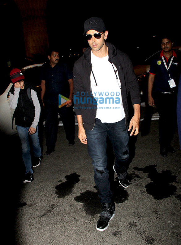 Hrithik Roshan, Parineeti Chopra, Shraddha Kapoor and others snapped at the airport Hrithik Roshan, Parineeti Chopra, Shraddha Kapoor and others snapped at the airport