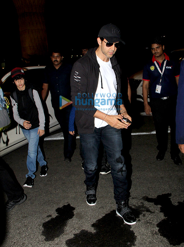 hrithik roshan parineeti chopra shraddha kapoor and others snapped at the airport 10