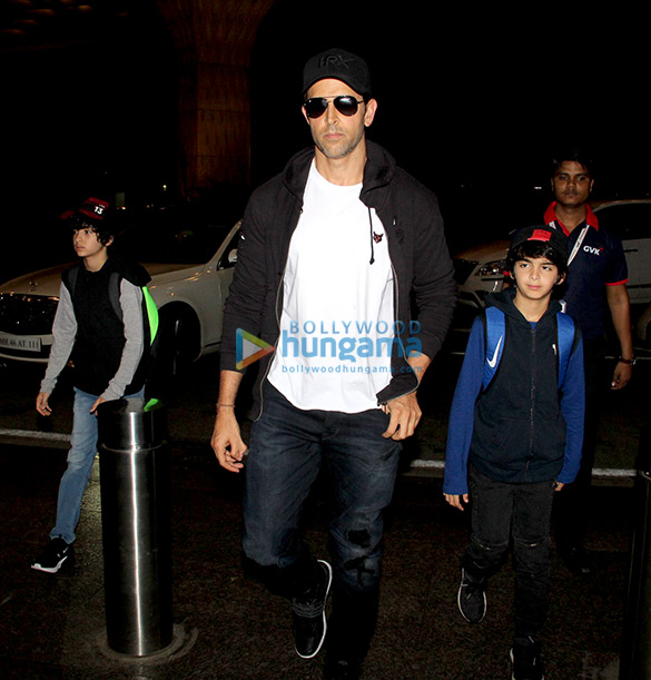 hrithik roshan parineeti chopra and others snapped at the airport 6
