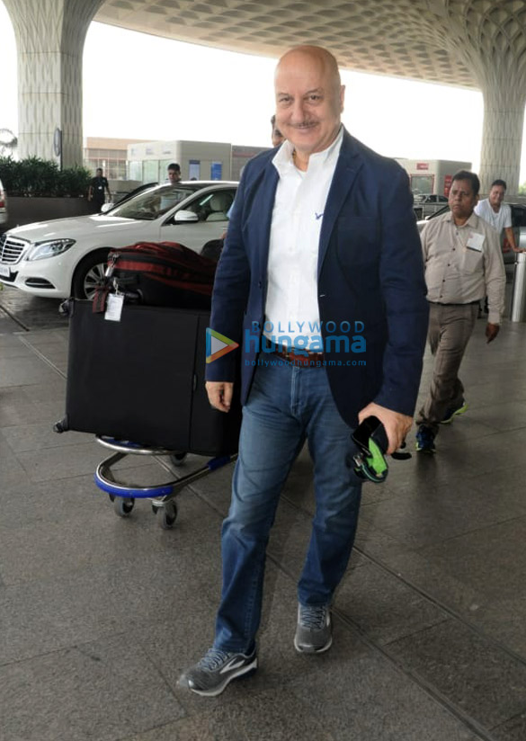 hrithik roshan and anupam kher snapped at the airport 4