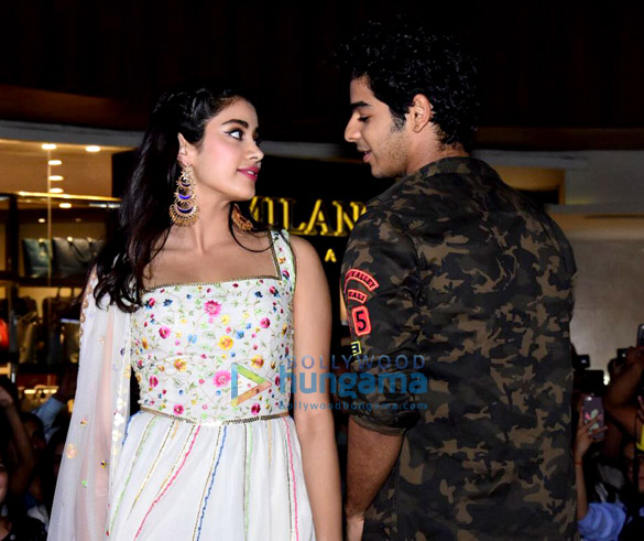 janhvi kapoor and ishaan khatter snapped promoting their film dhadak in jaipur 3