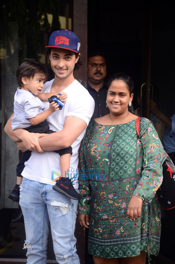 kriti sanon aayush sharma and arpita khan spotted in bandra 6