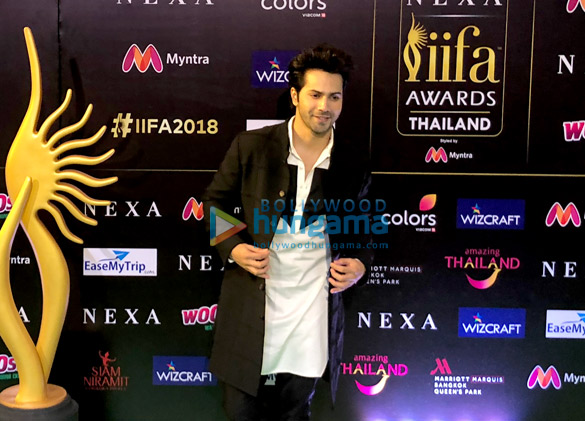 kriti sanon shraddha kapoor anil kapoor varun dhawan and others snapped at the green carpet of iifa rocks 2018 3