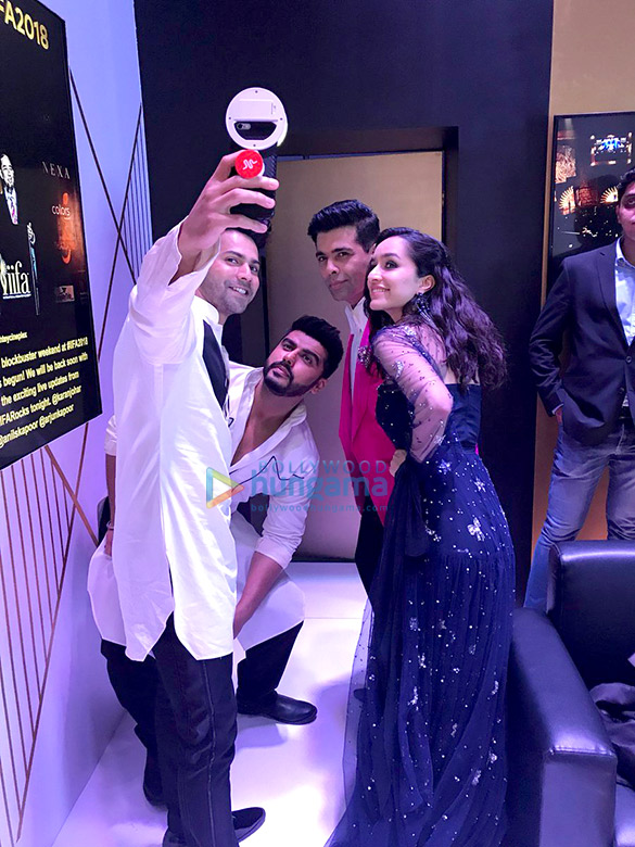 kriti sanon shraddha kapoor anil kapoor varun dhawan and others snapped at the green carpet of iifa rocks 20187 9