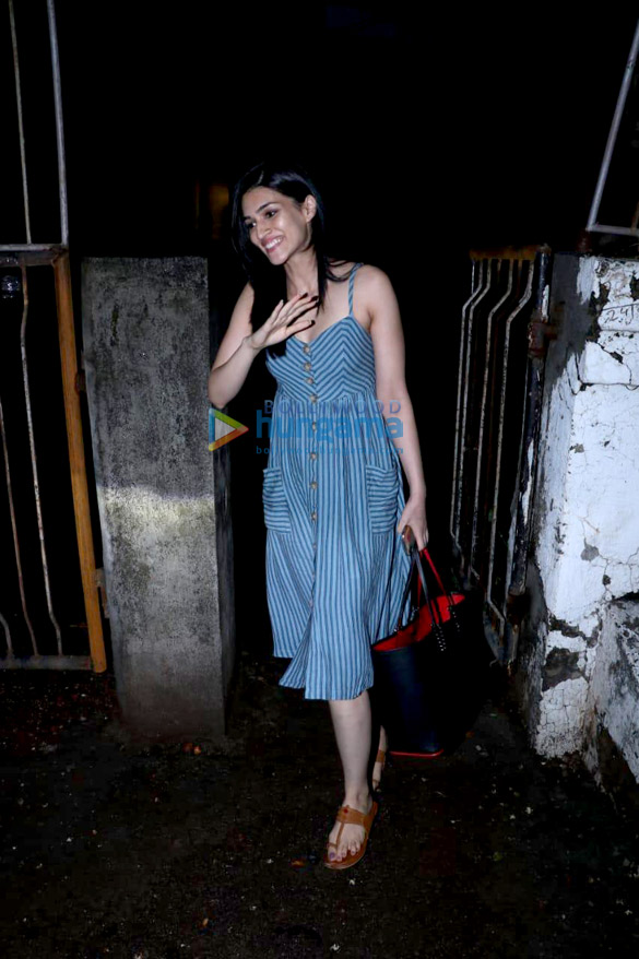 kriti sanon spotted at kromakay salon in juhu 2