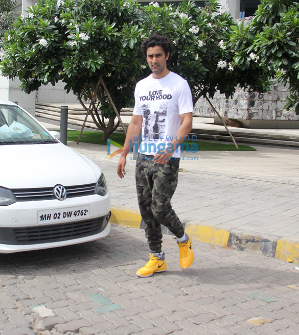 kunal kapoor snapped with family at bkc 2