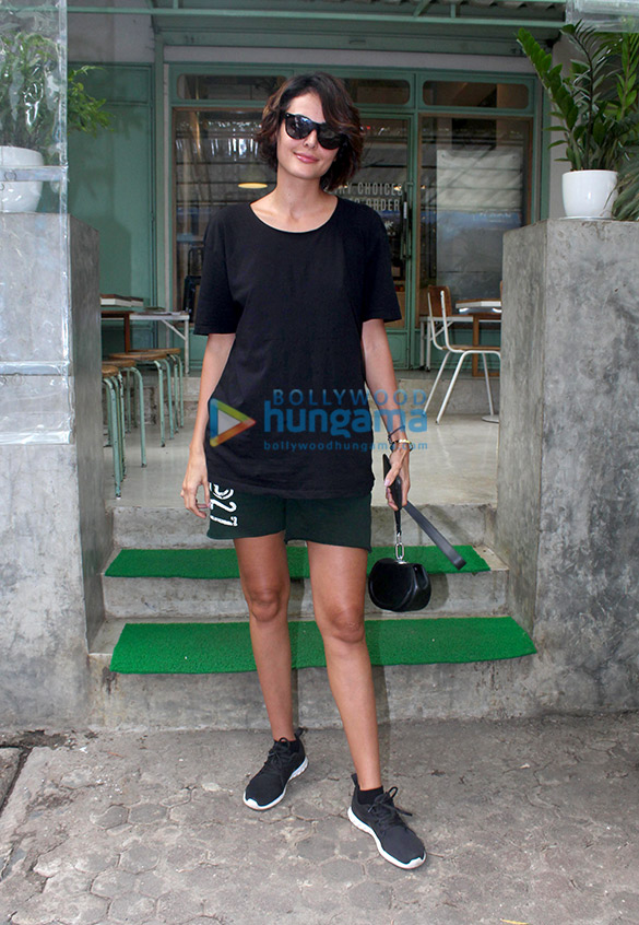 mandana karimi spotted at bandra 2