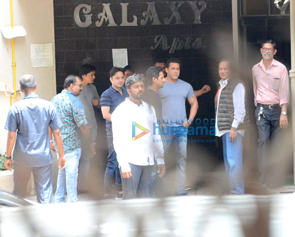 politician nitin gadkari snapped at salman khans house 1