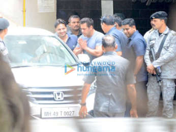 Politician Nitin Gadkari snapped at Salman Khan's house