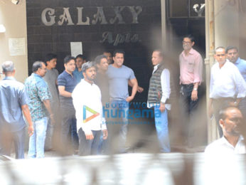 Politician Nitin Gadkari snapped at Salman Khan's house