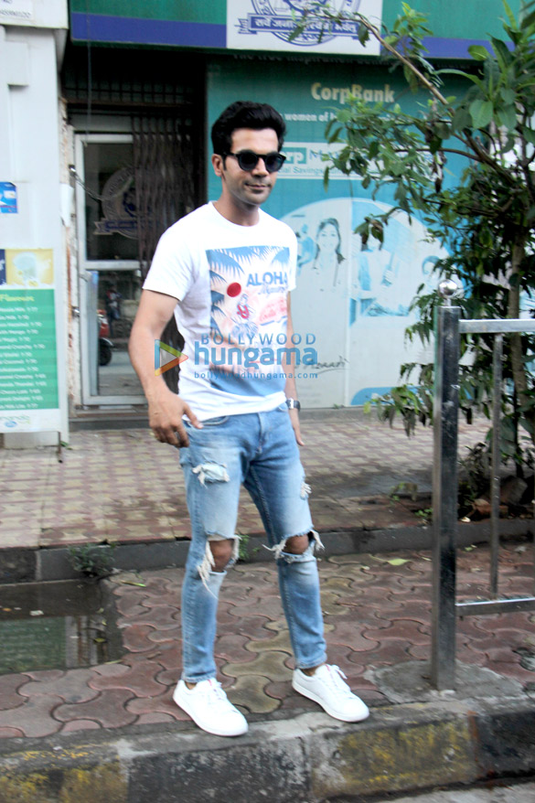 rajkummar rao spotted at noble chemist in juhu 3