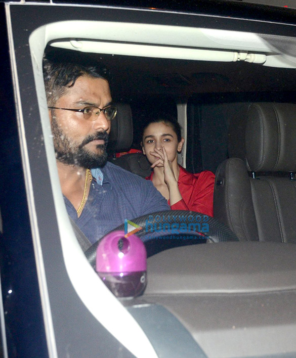 ranbir kapoor sanjay dutt and alia bhatt spotted at rishi kapoors home 2