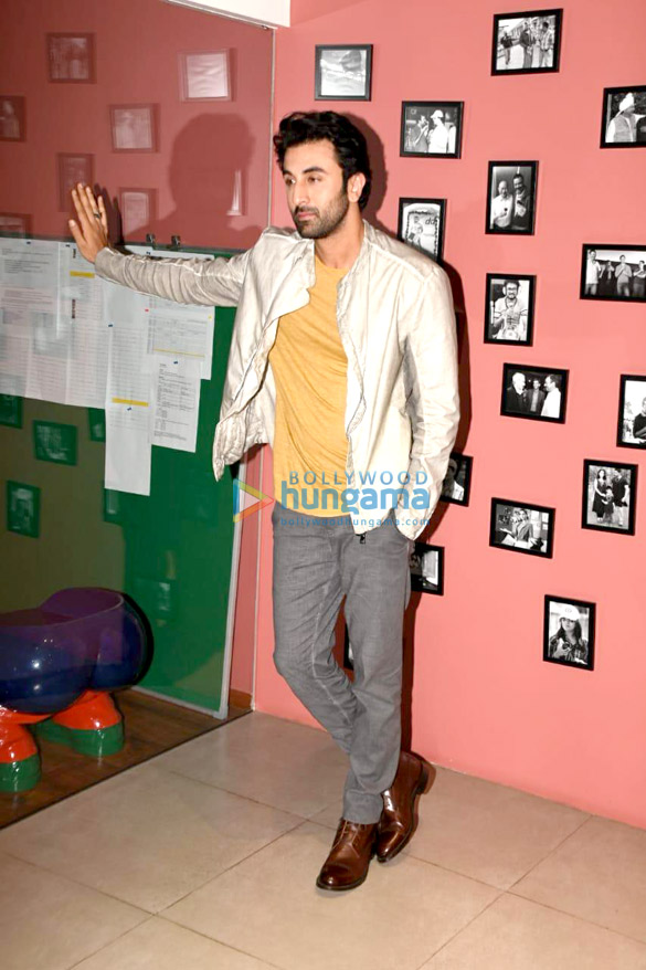 ranbir kapoor and rajkumar hirani snapped promoting their film sanju 5