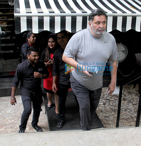 rishi kapoor snapped at tip and toe salon in bandra 1