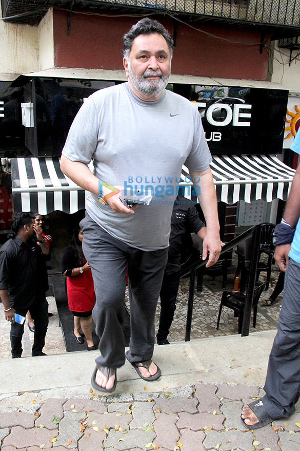 rishi kapoor snapped at tip and toe salon in bandra 5