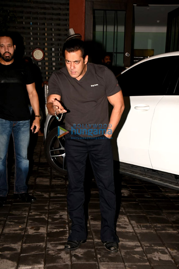 Salman Khan, Sonakshi Sinha, Iulia Vantur and others grace Aayush Sharma and Arpita Khan’s Eid bash Salman Khan, Sonakshi Sinha, Iulia Vantur and others grace Aayush Sharma and Arpita Khan’s Eid bash