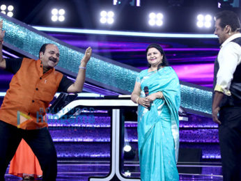 Salman Khan and Dancing Uncle - Sanjeev Srivastav snapped in conversation on Dus Ka Dum