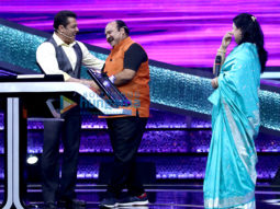 Salman Khan and Dancing Uncle – Sanjeev Srivastav snapped in conversation on Dus Ka Dum