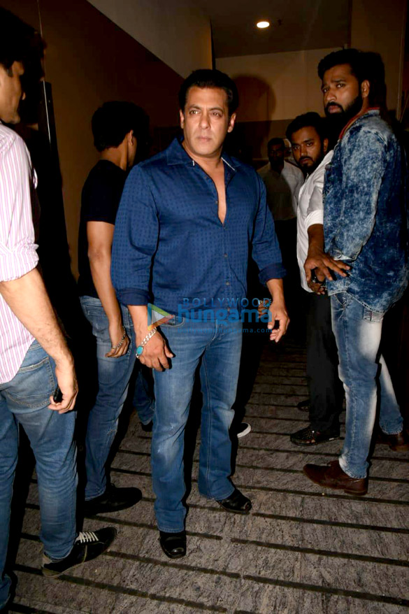 salman khan and sohail khan spotted at pvr juhu 5