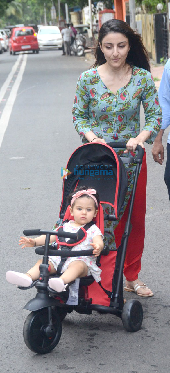 soha ali khan snapped with her daughter inaaya naumi kemmu 4