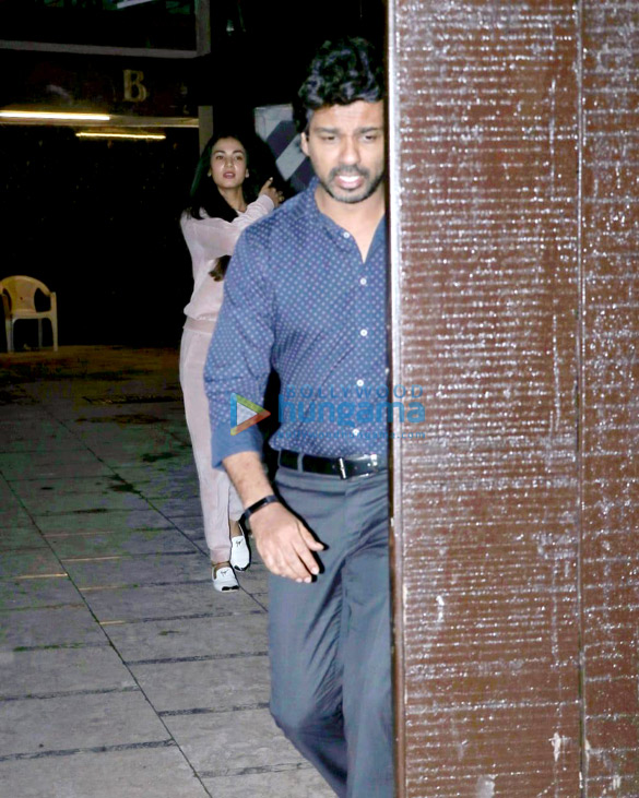 sonal chauhan spotted with nikhil dwivedi at his office in juhu 4