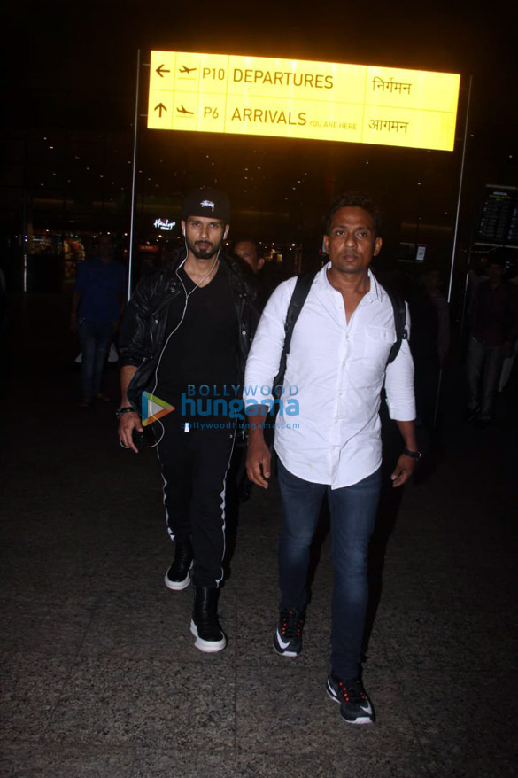 sophie choudry and shahid kapoor snapped at the airport 3