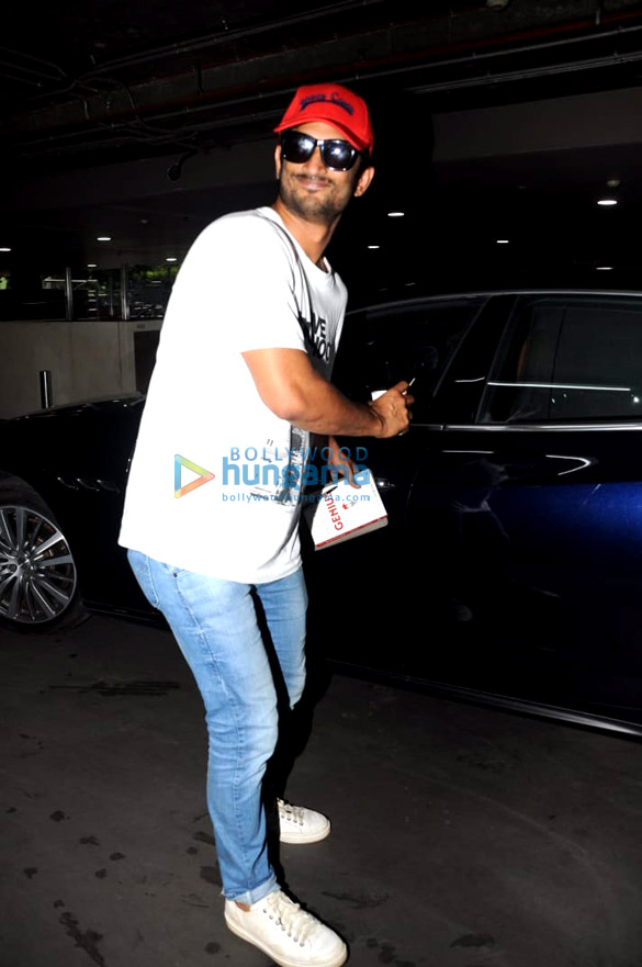 sushant singh rajput and sophie choudry snapped at the airport 3