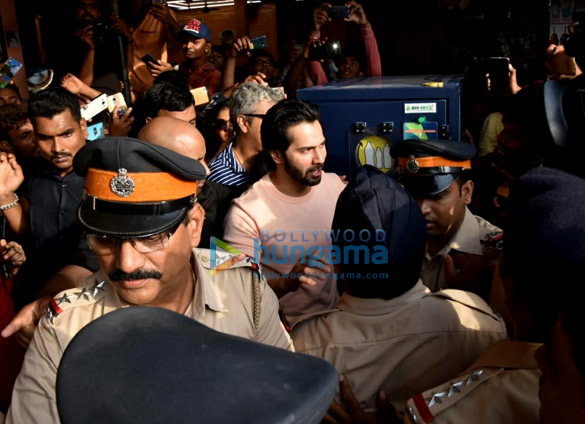 varun dhawan participates in the beach clean up drive in juhu 1