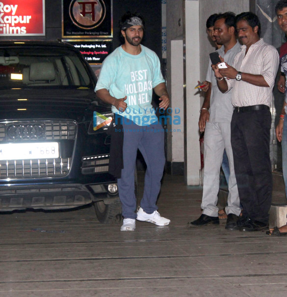 varun dhawan spotted outside his gym 1