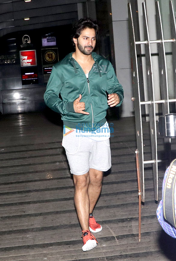 Varun Dhawan spotted outside his gym in Khar Varun Dhawan spotted outside his gym in Khar