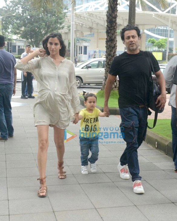 abhishek kapoor snapped with wife and daughter at bkc 5