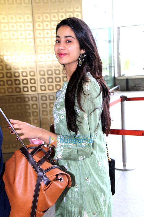 ajay devgn janhvi kapoor ishaan khatter and others snapped at the airport 8