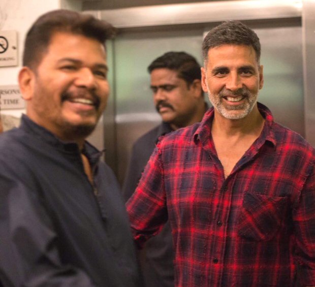 Akshay Kumar strikes a pose with Aditya Thackeray and Marathi actors Sachin Khedekar and Sai Tamhankar at Chumbak screening