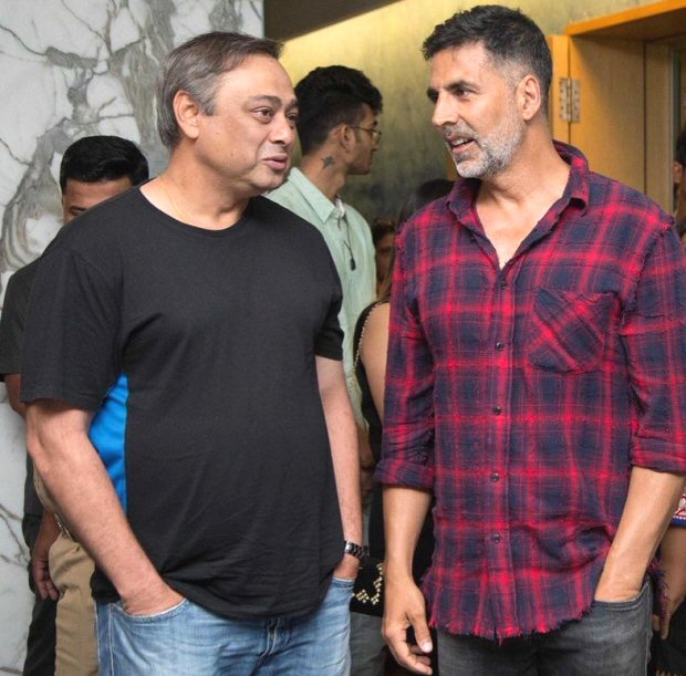Akshay Kumar strikes a pose with Aditya Thackeray and Marathi actors Sachin Khedekar and Sai Tamhankar at Chumbak screening