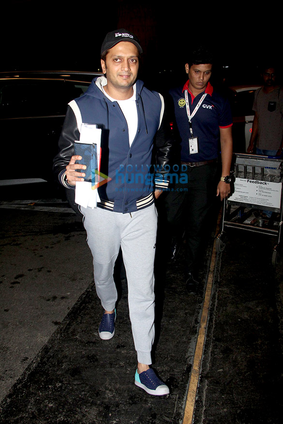 alia bhatt riteish deshmukh and others snapped at the airport at night 2