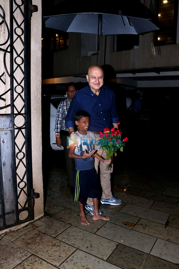 anupam kher spotted at juhu 1