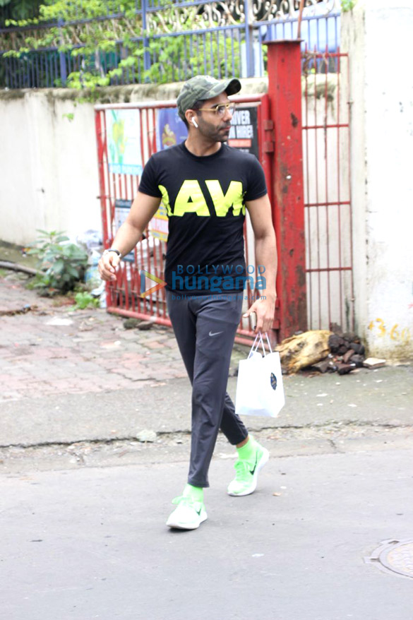 aparshakti khurrana and anirudh tanwar spotted at taj mahal tea house 4