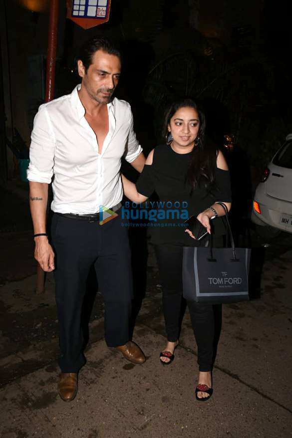 arjun rampal snapped at pali bhavan in bandra 5