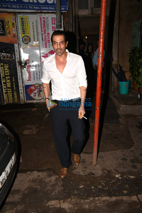 arjun rampal snapped at pali bhavan in bandra 6