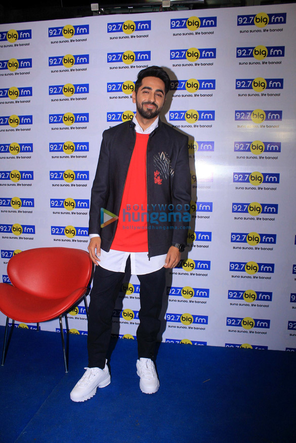 ayushmann khurrana snapped visiting the 92 7 big fm office 4