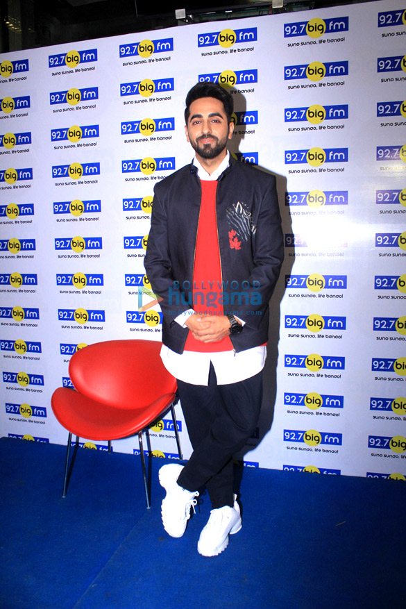 ayushmann khurrana snapped visiting the 92 7 big fm office 5