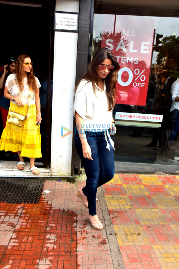 chunky pandey snapped with family after lunch in bandra 5