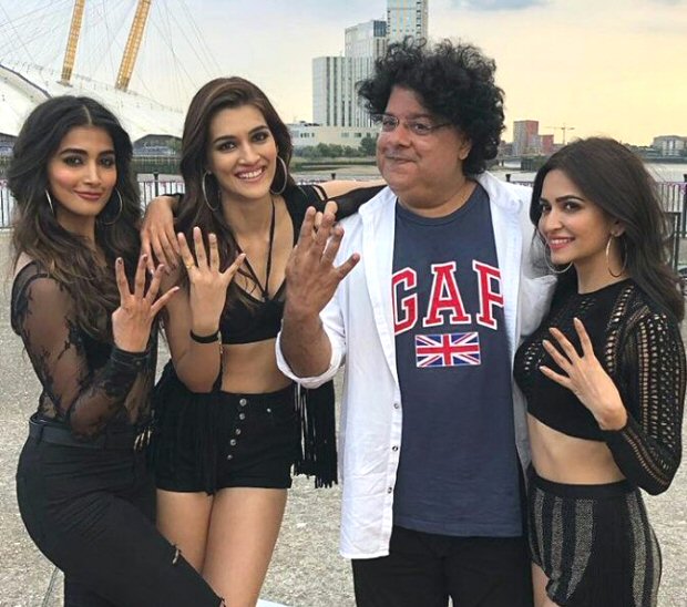 Housefull 4 Farah Khan Shares Pictures Of Akshay Kumar Kriti Sanon And Riteish Deshmukh From