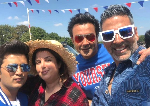 Housefull 4: Akshay Kumar, Bobby Deol, Riteish Deshmukh, Kriti Sanon, Kriti Kharbanda, Pooja Hegde shoot a song at London Bridge